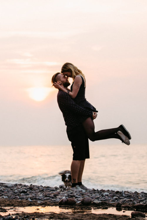 Coupleshooting im Sonnenuntergang beim Strand