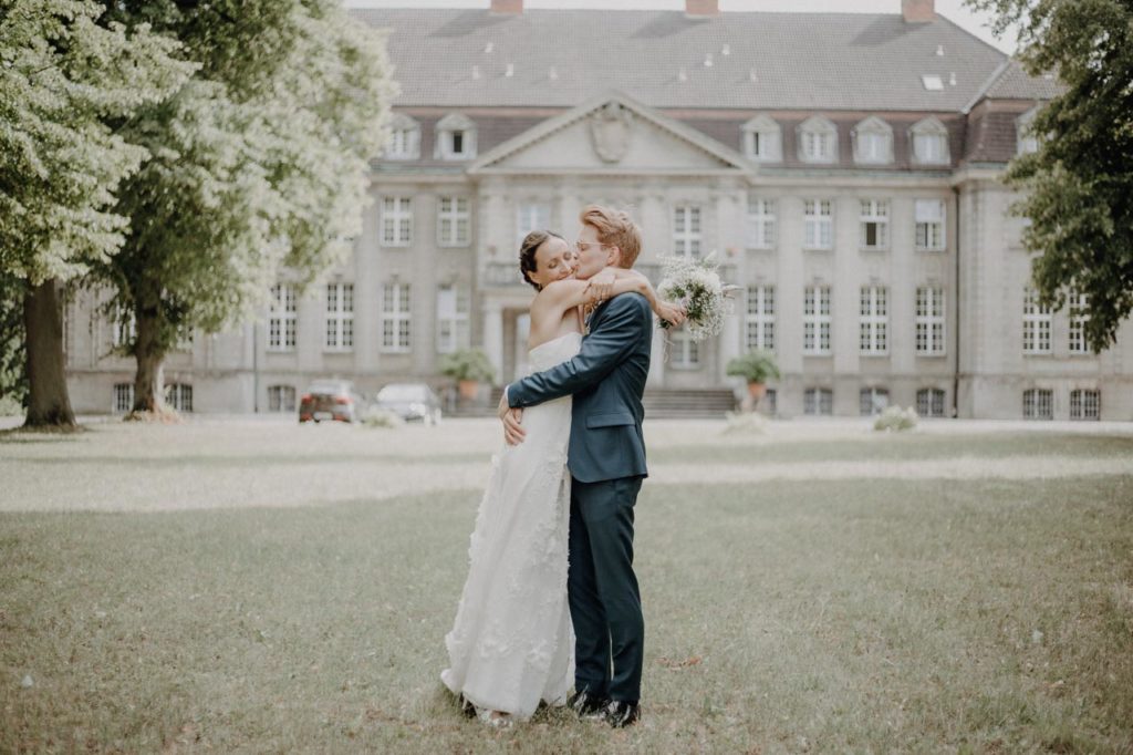 Emotionales Brautpaarshooting am Schloss Bellin